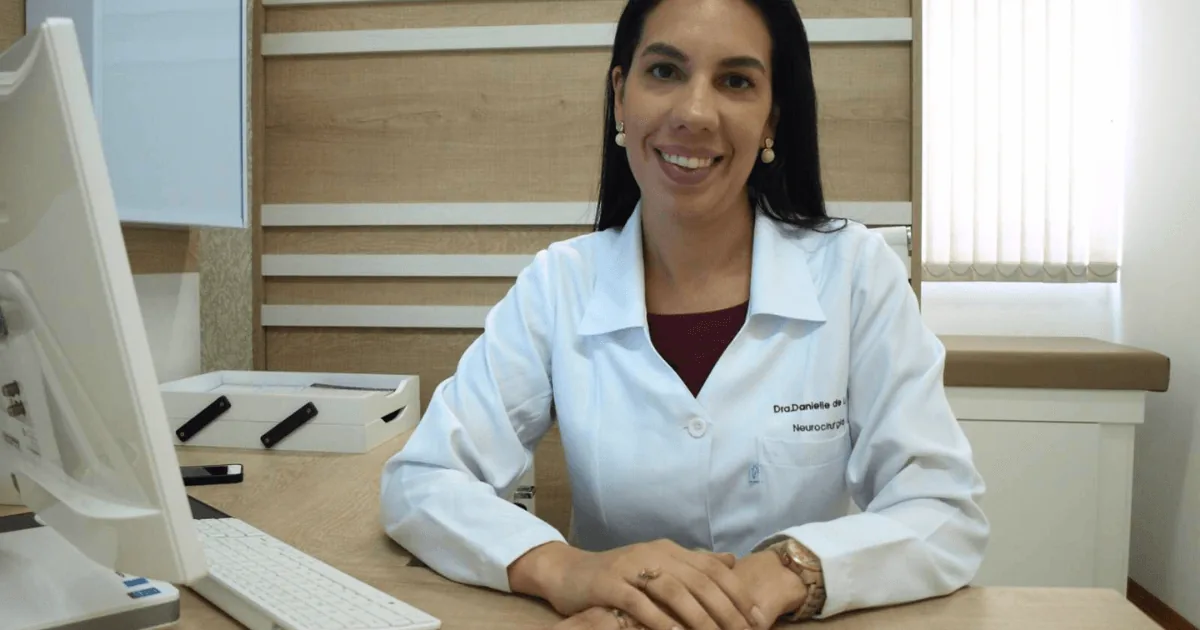 Dra. Danielle de Lara, neurocirurgiã, em seu consultório