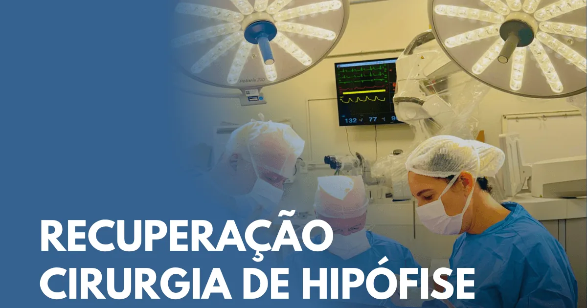Equipe cirúrgica em centro cirúrgico durante procedimento de hipófise, com o texto 'Recuperação cirurgia de hipófise'